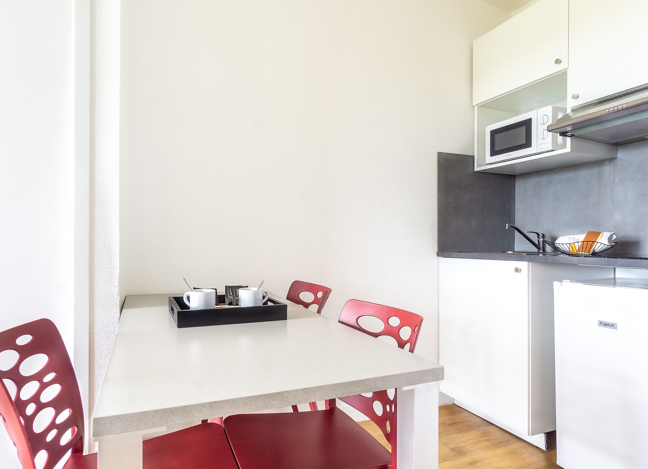 Appartement Standard | Cuisine privée | Réfrigérateur, micro-ondes, plaque de cuisson, bouilloire électrique