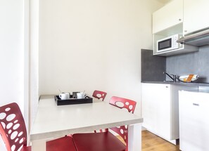 Standard Apartment | Private kitchen | Fridge, microwave, stovetop, electric kettle - City Residence Chelles (Chelles)