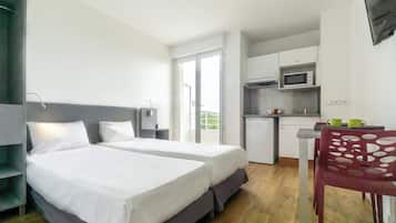 Studio | Iron/ironing board, bed sheets