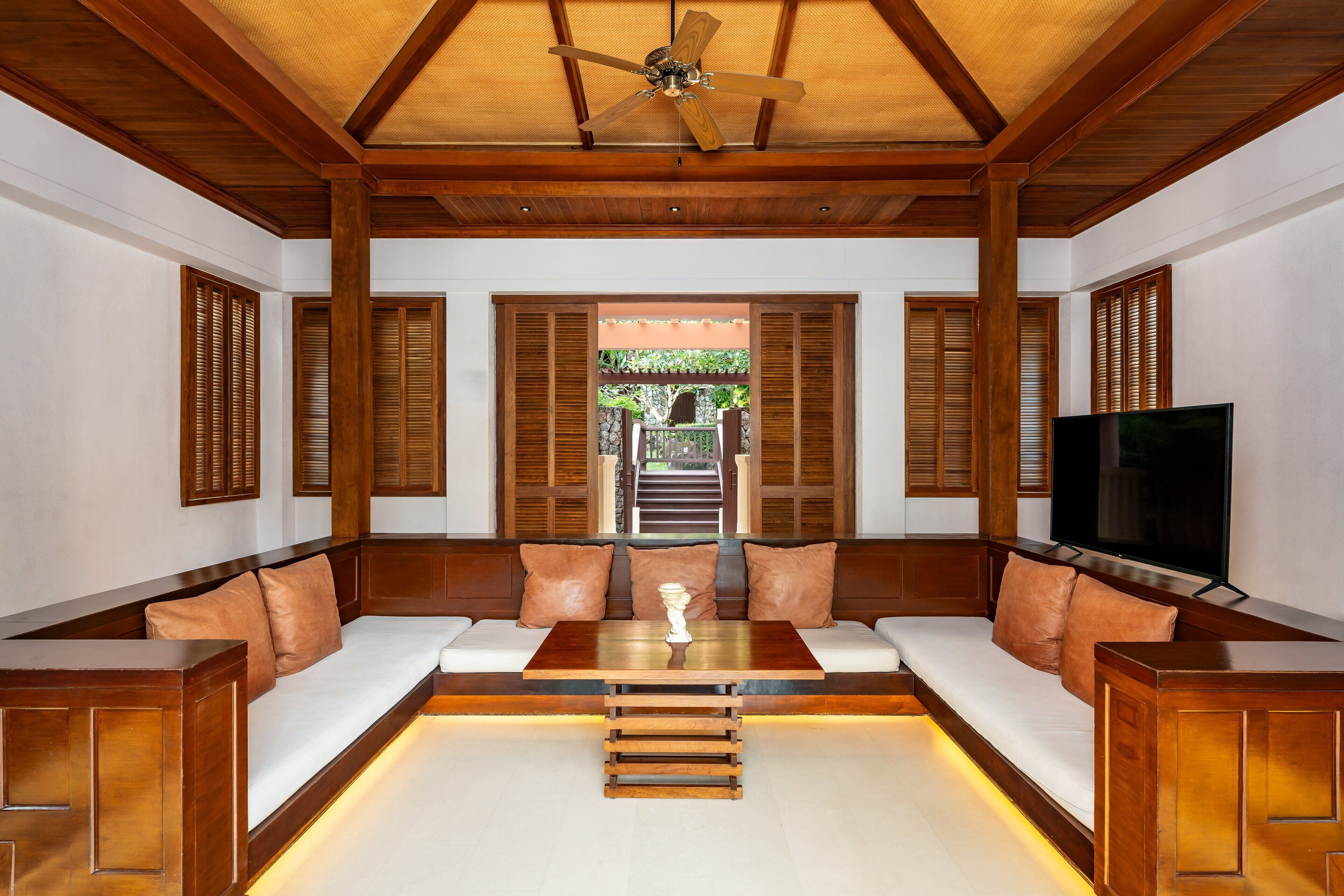 มินิบาร์, ตู้นิรภัยในห้องพัก, โต๊ะทำงาน, พื้นที่ทำงานแบบใช้แล็ปท็อป