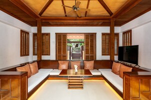 迷你吧、客房内保险箱、办公桌、笔记本电脑工作区