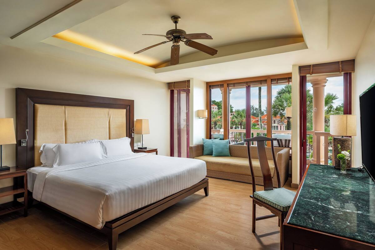 Phòng Deluxe, 1 giường cỡ king | Minibar, két bảo mật tại phòng, bàn 