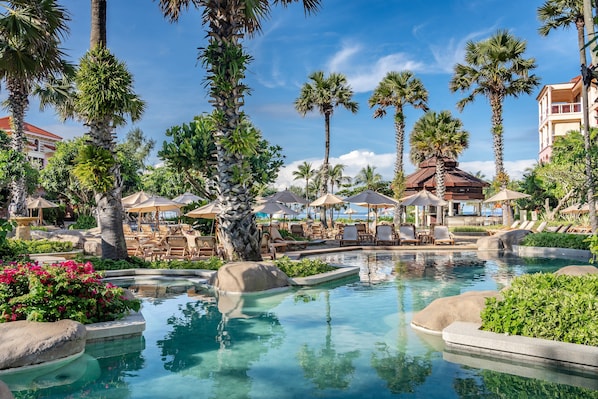 3 piscines extérieures, parasols de plage, chaises longues