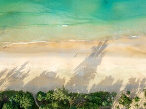 Plage, sable blanc, serviettes de plage, planche à voile