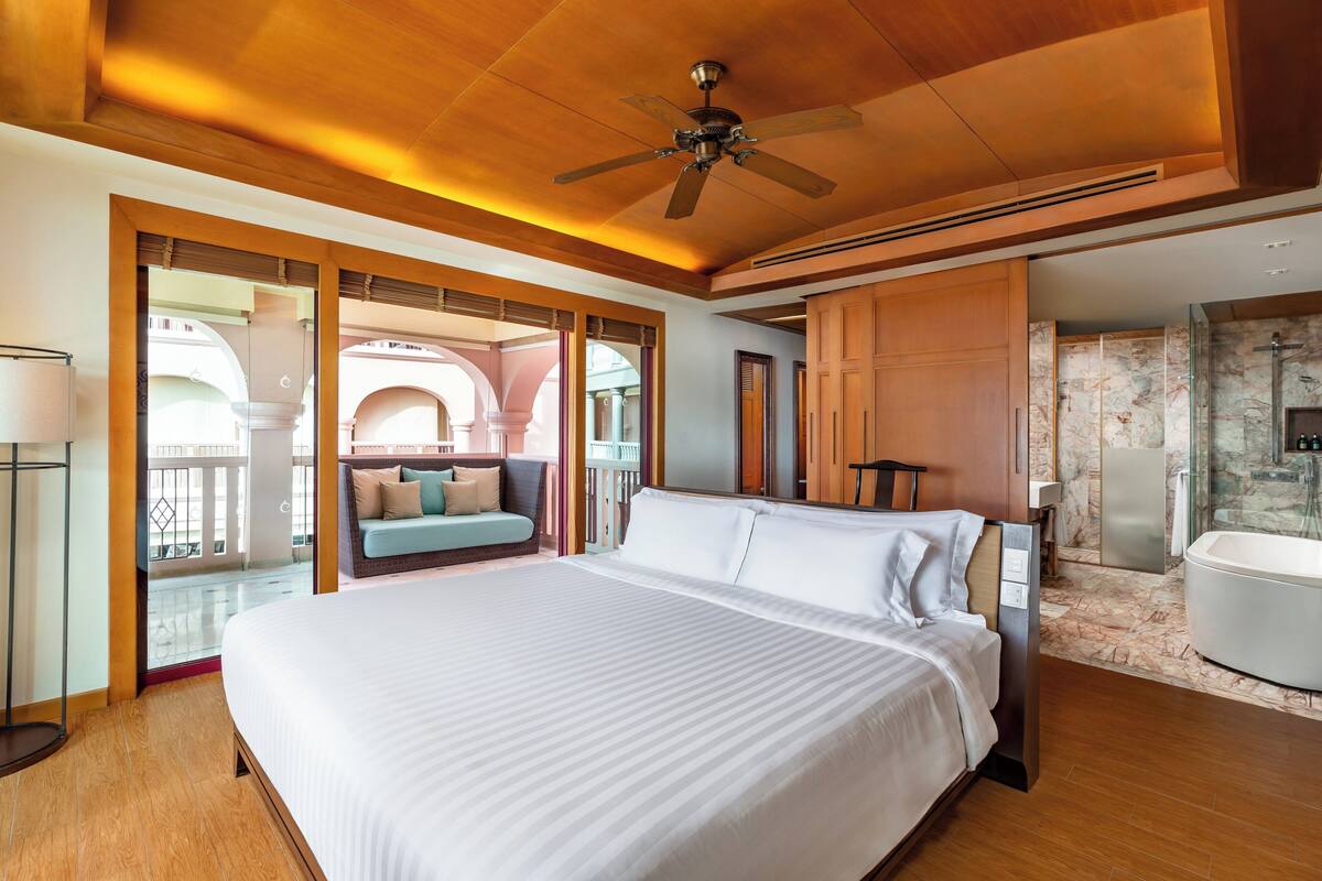 Phòng Deluxe, 1 giường cỡ king (Premium) | Minibar, két bảo mật tại phòng, bàn 