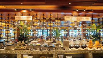 3 restaurants; ze serveren er ontbijt, lunch en diner