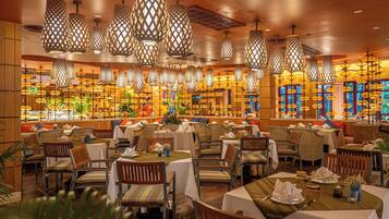 3 restaurants; breakfast, lunch and dinner served