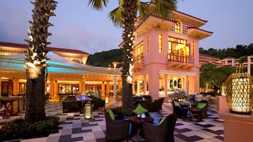 3 restaurants, breakfast, lunch, dinner served; international cuisine