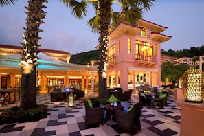 3 restaurants, breakfast, lunch, dinner served; international cuisine