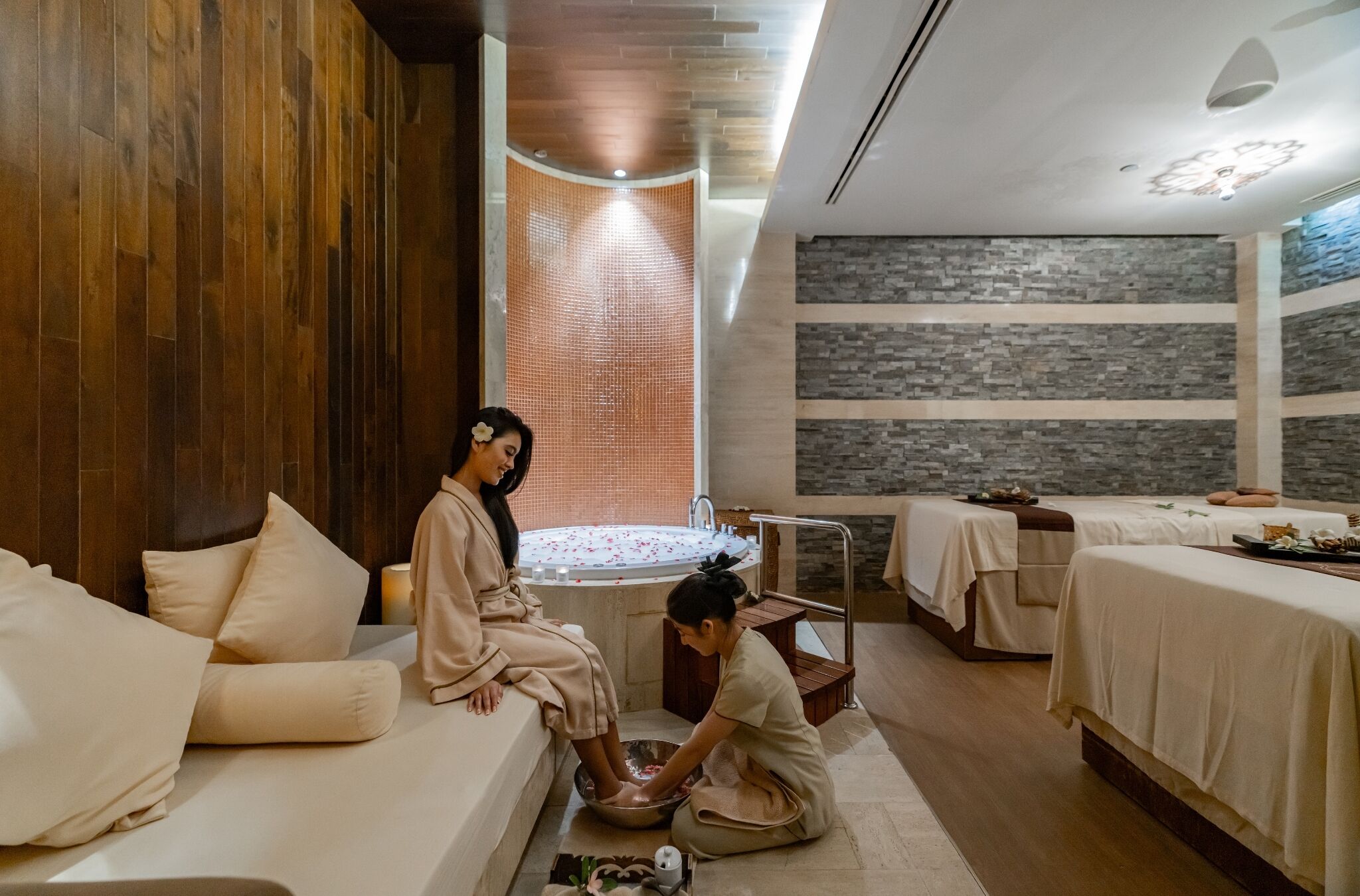Couples treatment rooms, sauna, hot tub, body treatments, hydrotherapy