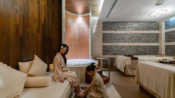 Couples treatment rooms, sauna, hot tub, body treatments, hydrotherapy