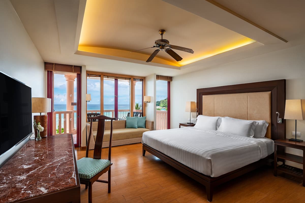 Deluxe Room, 1 King Bed, Ocean View | 1 bedroom, minibar, in-room safe, desk