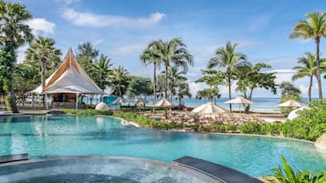 3 piscinas al aire libre, sombrillas, sillones reclinables de piscina