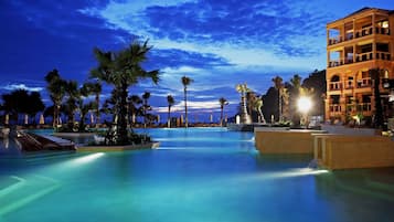 3 piscinas externas, guarda-sóis, espreguiçadeiras