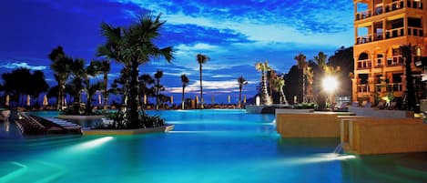3 outdoor pools, pool umbrellas, pool loungers