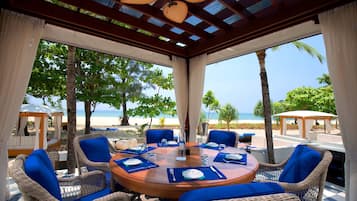 3 restaurants; breakfast, lunch and dinner served