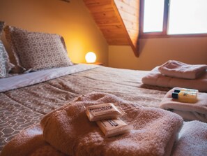 Habitación doble, 1 cama matrimonial, baño compartido | Wifi gratis y ropa de cama 