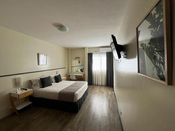 スタンダード ルーム ダブルベッド 1 台 | ミニバー、セーフティボックス (室内)、デスク、防音設備