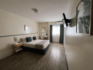 Standard Room, 1 Double Bed | Minibar, in-room safe, desk, soundproofing - Hotel Alpino (Buenos Aires)
