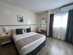 Standard Room, 1 Double Bed | Minibar, in-room safe, desk, soundproofing - Hotel Alpino (Buenos Aires)