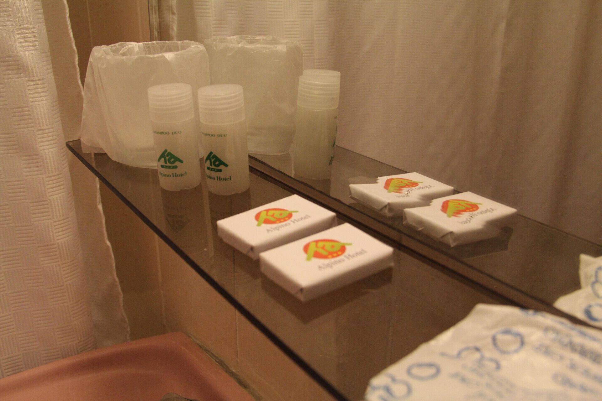 combined shower/bathtub, free toiletries, hair dryer, bidet