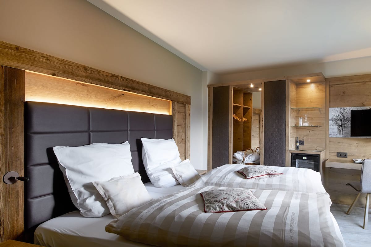 Chambre Double (HeimatgefĂŒhl) | Couette en duvet d'oie, minibar, coffres-forts dans les chambres, bureau