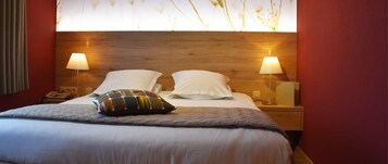 Ropa de cama de alta calidad, cubrecamas y minibar