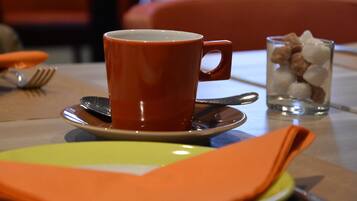 Petit déjeuner buffet (18 EUR par personne)