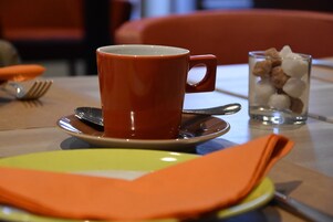 Se ofrece un desayuno bufé todos los días (por un coste adicional)