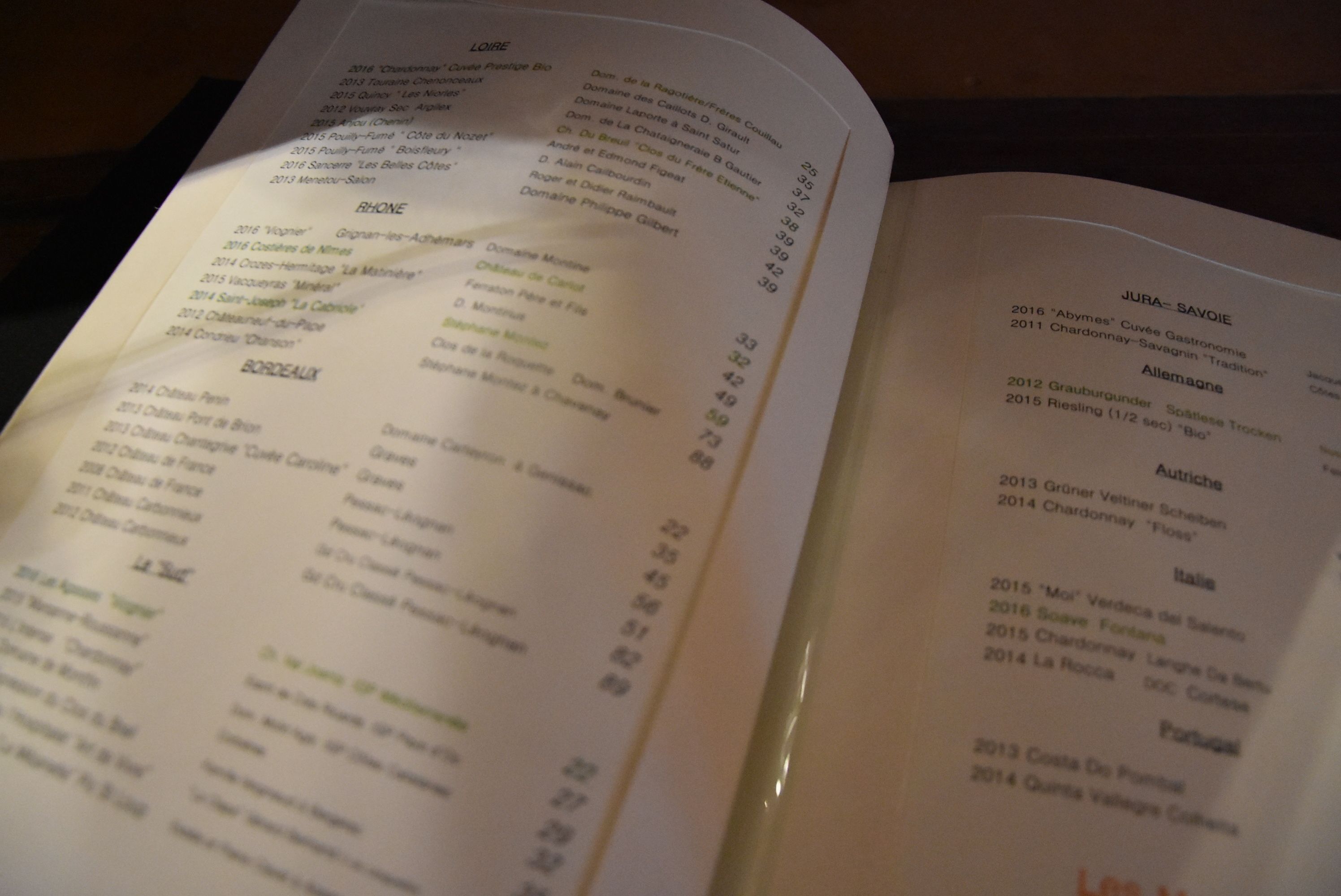 Une carte proposant un choix varié de vins et de plats.