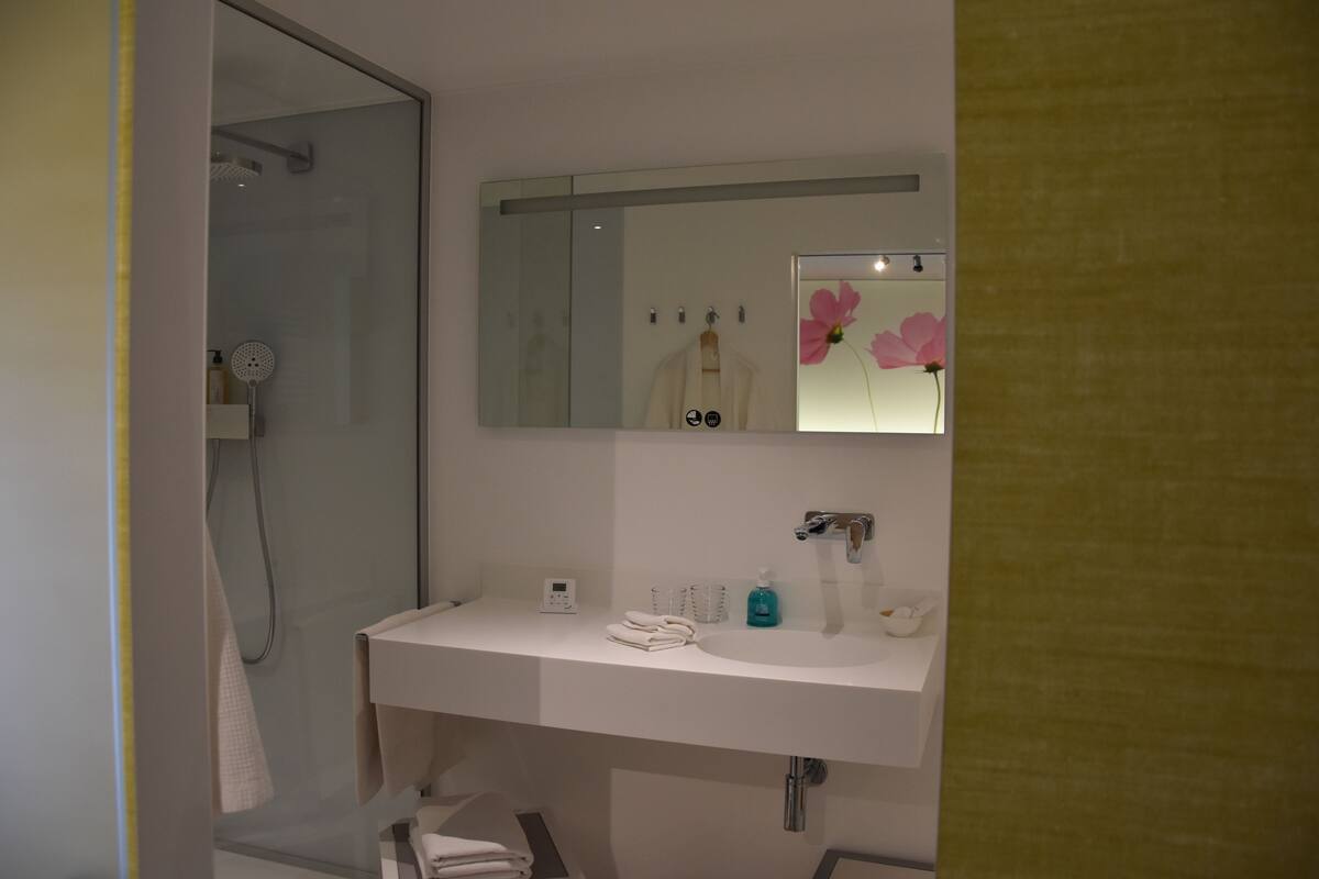 superior double room | bathroom | free toiletries, hair dryer, bathrobes, slippers