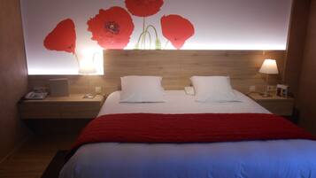 Habitación doble superior | Ropa de cama de alta calidad, edredón y minibar
