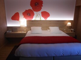 Habitación doble superior | Ropa de cama de alta calidad, edredones de plumas, minibar y caja fuerte