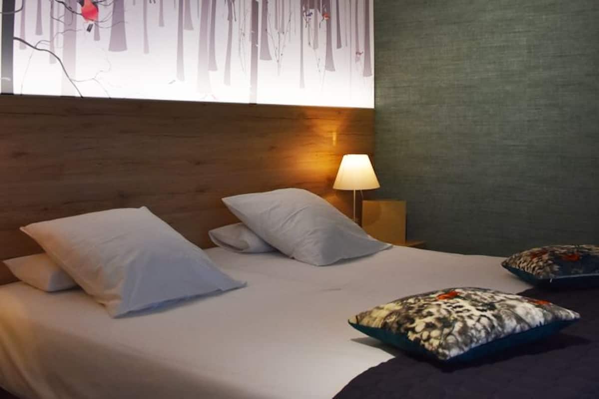 premium bedding, down duvets, minibar, in-room safe