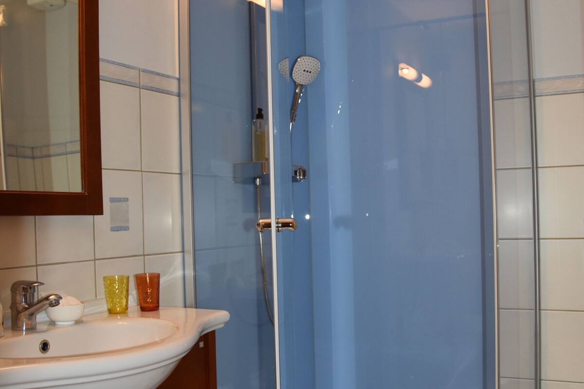 comfort double room | bathroom | free toiletries, hair dryer, bathrobes, slippers