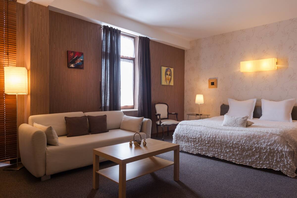 Junior Suite | In-room safe, blackout drapes, cribs (free), rollaway beds (surcharge)