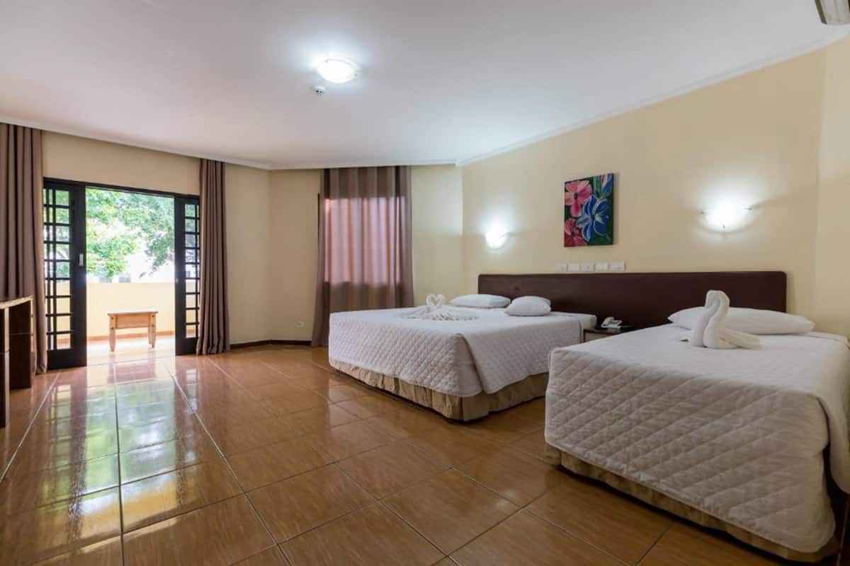 Minibar, escritorio, cortinas blackout y wifi