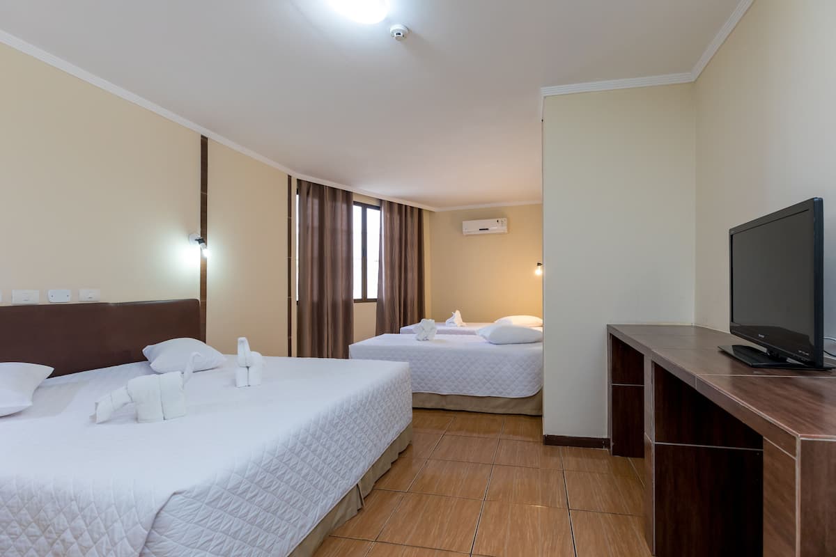 Standard-Dreibettzimmer | Minibar, Schreibtisch, Verdunkelungsvorhänge, WLAN