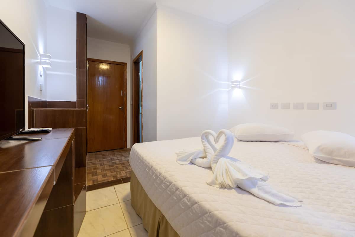 Minibar, escritorio, cortinas blackout y wifi