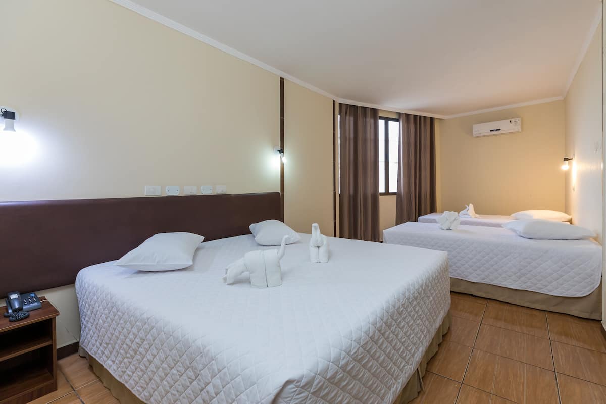 Minibar, escritorio, cortinas blackout y wifi