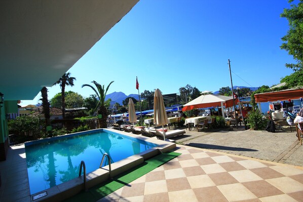 Una piscina techada, una piscina al aire libre