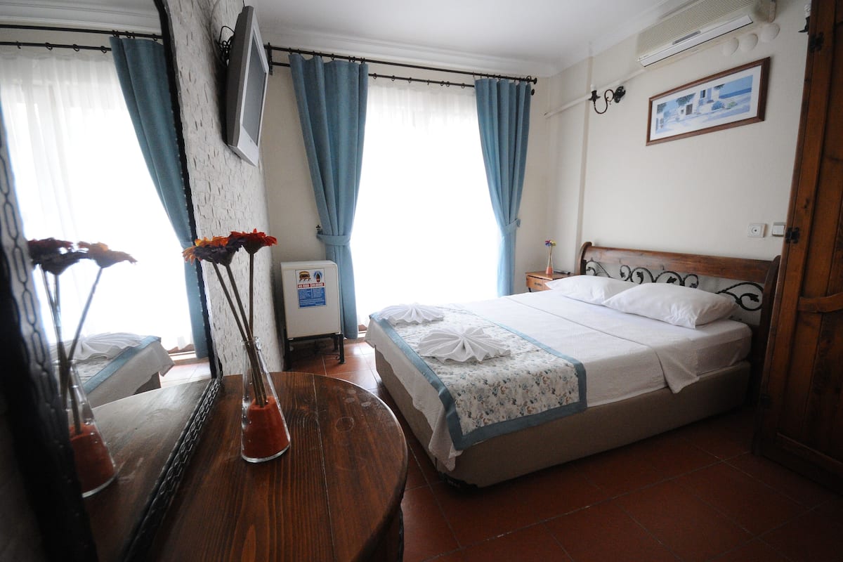 Ropa de cama de alta calidad, minibar, camas extra y wifi gratis