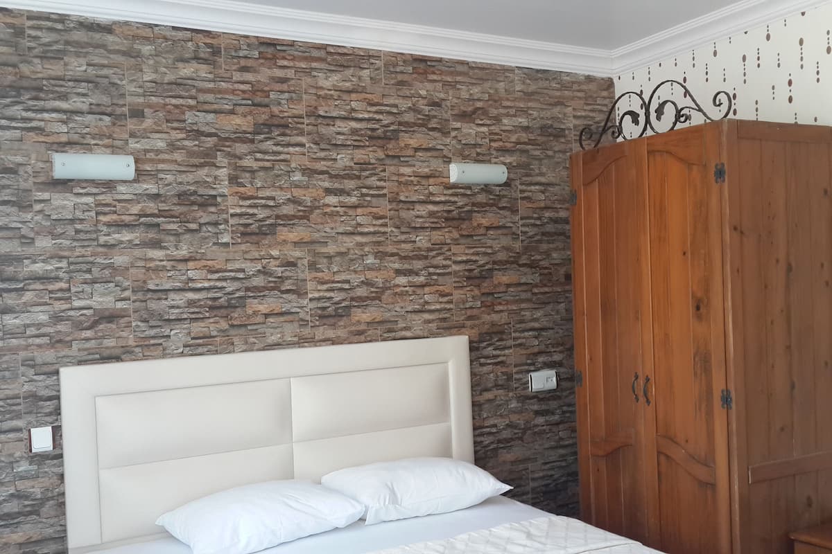 Ropa de cama de alta calidad, minibar, camas extra y wifi gratis