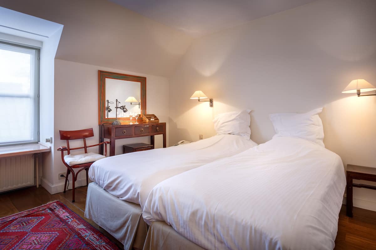 Klassieke Twin kamer, 2 eenpersoonsbedden | Een kluis op de kamer, een bureau, gratis wifi