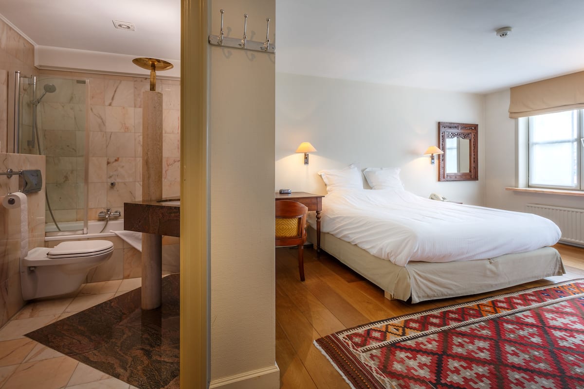 Deluxe tweepersoonskamer, 1 kingsize bed | Een kluis op de kamer, een bureau, gratis wifi