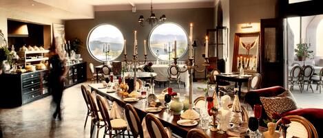 Aperto a colazione, pranzo e cena, con vista sul mare