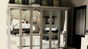 Chambre Majestueuse Double ou avec lits jumeaux, 1 trÚs grand lit, patio, vue piscine | Salle de bain | Baignoire et douche séparées, articles de toilette de luxe