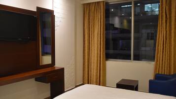 Pengeskab på værelset, skrivebord, gratis Wi-Fi, sengetøj