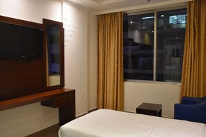 In-room safe, desk, free WiFi, bed sheets - Le Marly Hotel Beirut (Beirut)