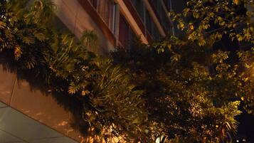 Fachada da propriedade à noite